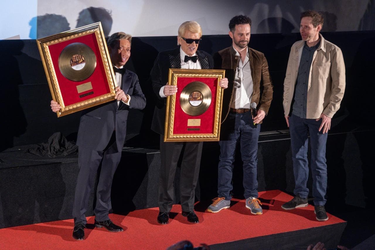 Heino nimmt im Filmtheater Kitzbühel die Goldene Schallplatte für „Frieden auf Ewigkeit" entgegen