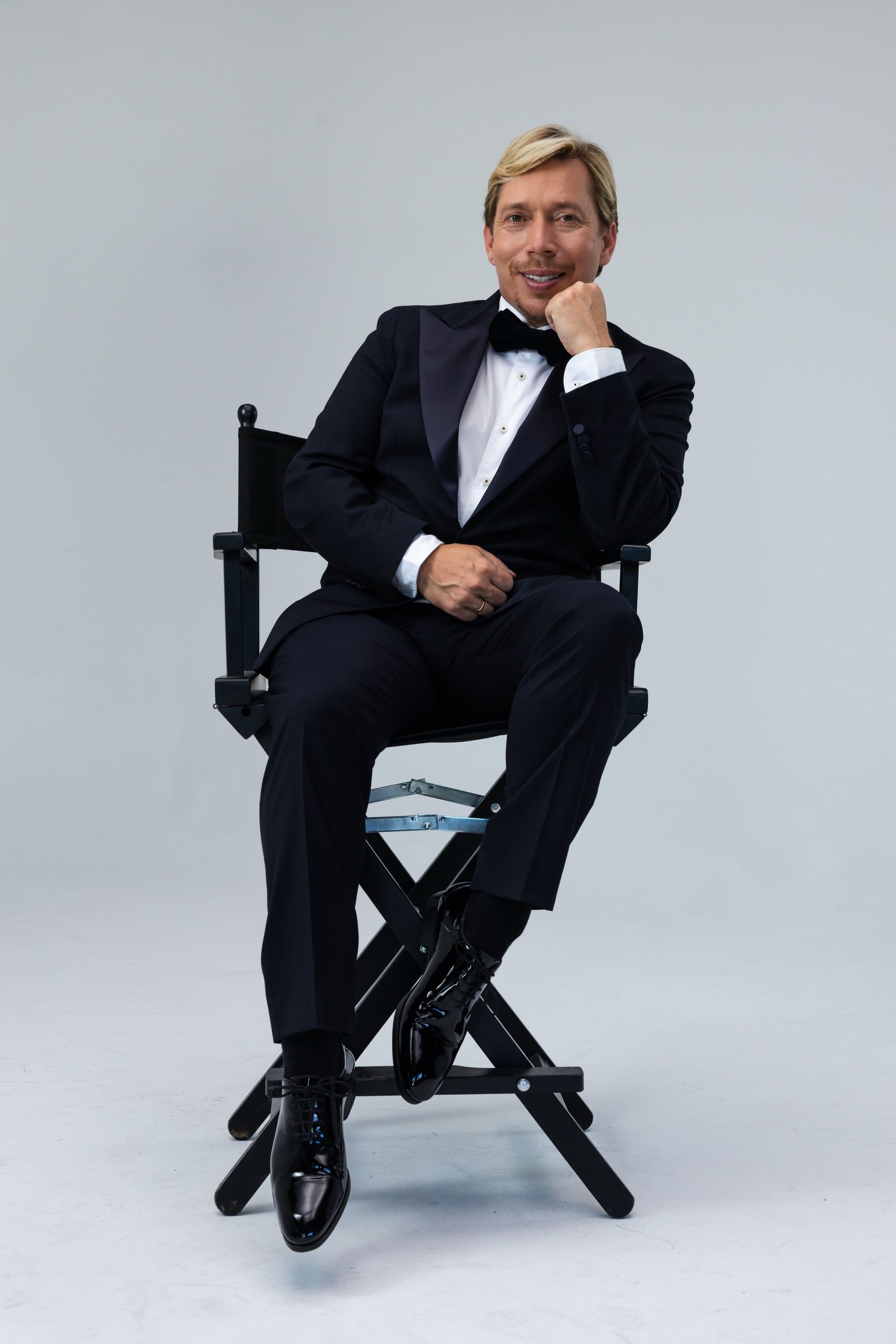 Künstlermanager Helmut Werner im Smoking — Studiofoto 2026