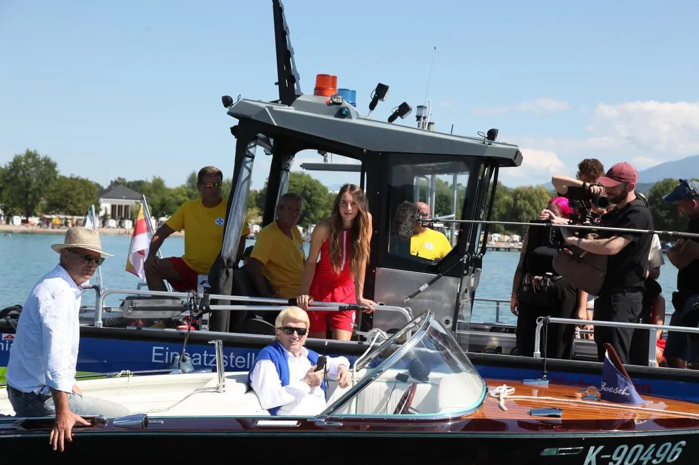 Dreharbeiten am Wörthersee: Heino im Boot, Nicole Werner auf dem Einsatzboot der Rettungsschwimmer